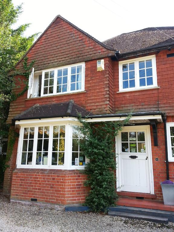 Rosemead Guest House Claygate Экстерьер фото