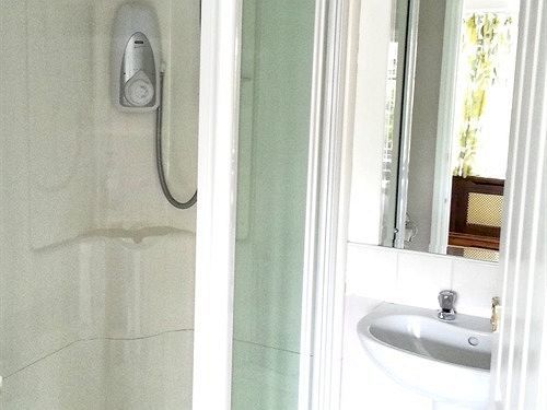 Rosemead Guest House Claygate Экстерьер фото